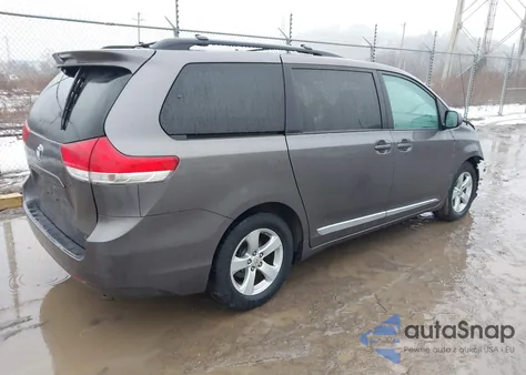2012 Toyota Sienna Le V6 8 Passenger z USA, uszkodzony, nr VIN 5TDKK3DC7CS254394